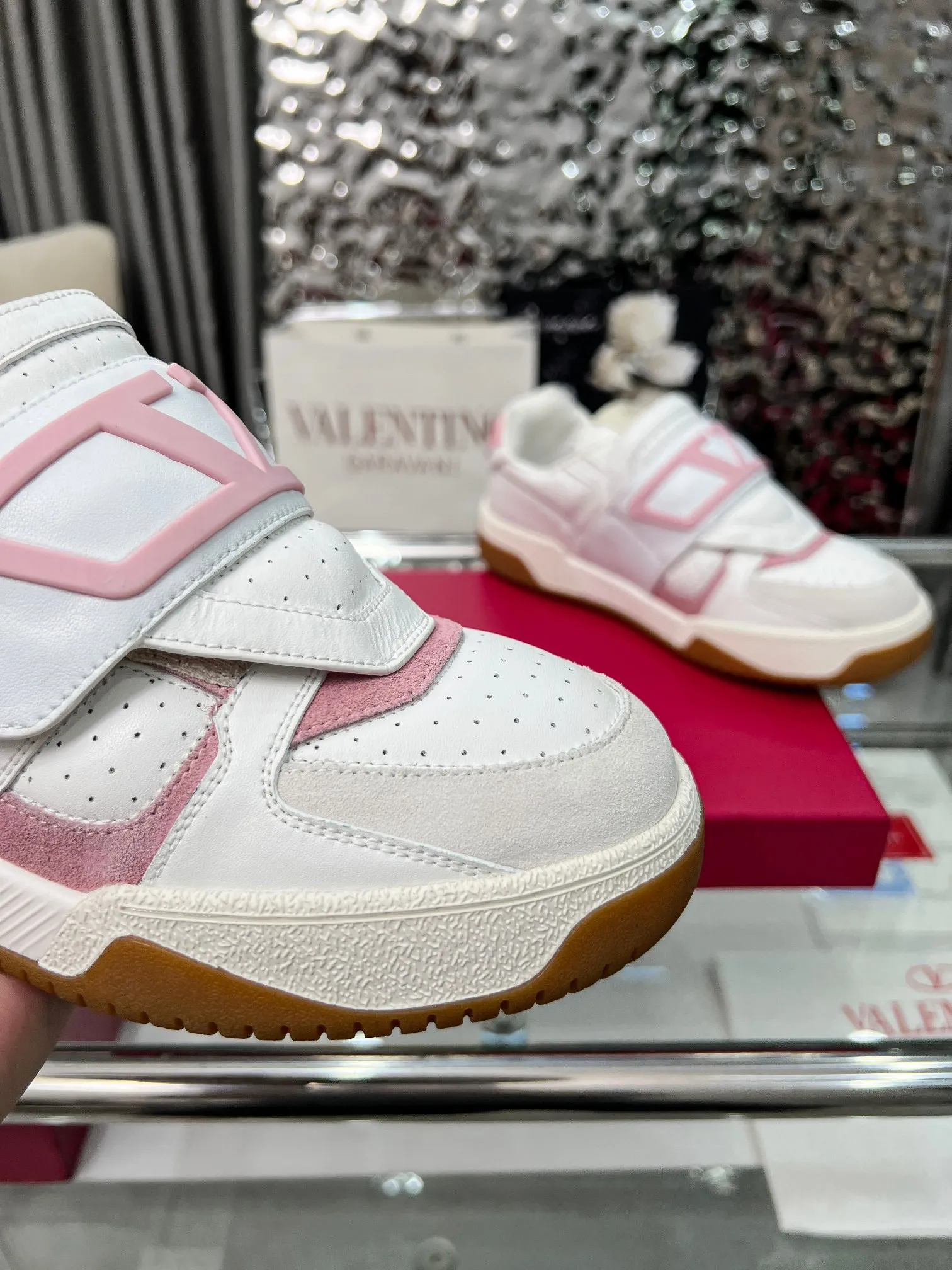 [Valentino] P: 680💰 Couple style, size: women 35-40▪️men 39-44 (customized at 45.46) Valentino 𝑶𝒏𝒆𝑺𝒕𝒖𝒅 Couple sports bread shoe series Valentino 2025 new couple sports shoes are on sale. The original ZP purchase and disassembly. Repeated pattern making and modification. 1:1 restoration! Top luxury masterpiece Velcro design Soft and comfortable imported calfskin brings excellent and elegant texture and excellent foot comfort Top purchasing version upper: imported calfskin surface/original oil edge craftsmanship Lining: water-dyed sheepskin lining Outsole: original development 𝐓𝐏𝐔 two-color combination outsole Packaging: original configuration complete package